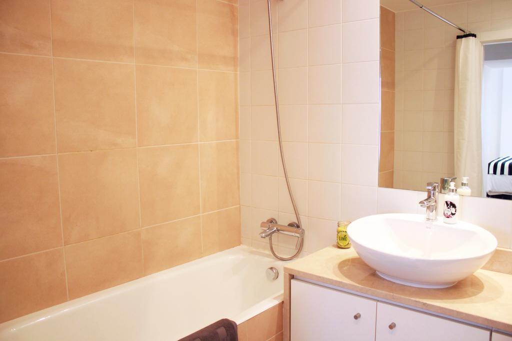 Joivy Modern 1-Bed Apt With Terrace, Moments From Sao Bento Palace Lisboa 外观 照片